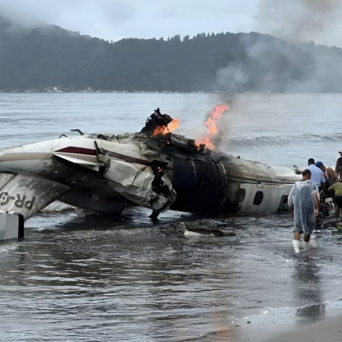 AVIÃO DE PEQUENO PORTE CAI NO LITORAL NORTE DE SÃO PAULO; PILOTO MORRE