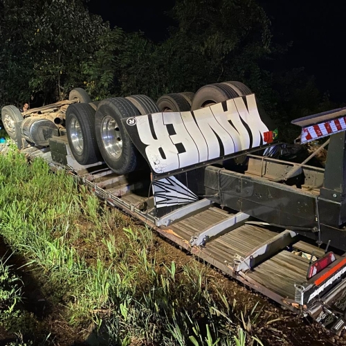 MOTORISTA MORRE APÓS CAMINHÃO CAPOTAR NA BR-153, EM IBAITI