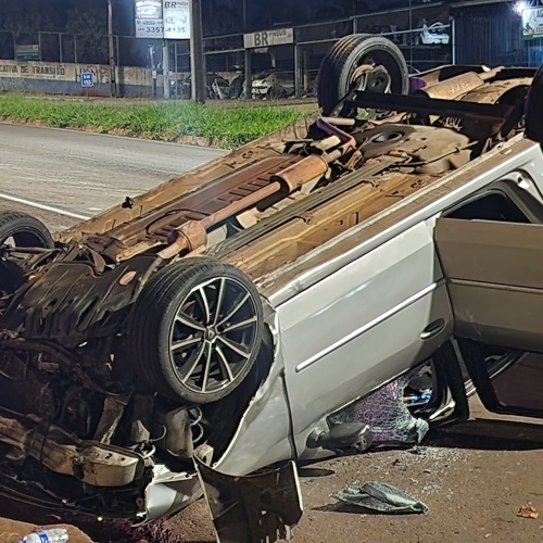 DOIS JOVENS FICAM FERIDOS APÓS CAPOTAMENTO DE CARRO NA BR-369, EM LONDRINA 