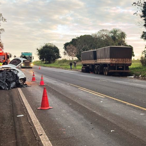 COLISÃO FRONTAL ENTRE CARRO E CAMINHÃO MATA DOIS JOVENS NA BR-376, EM ...