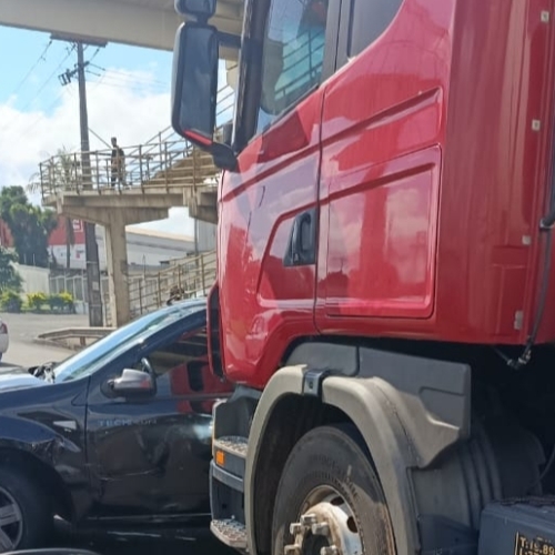 COLISÃO ENTRE CAMINHÃO E CARRO É REGISTRADA NA BR-369, EM CAMBÉ