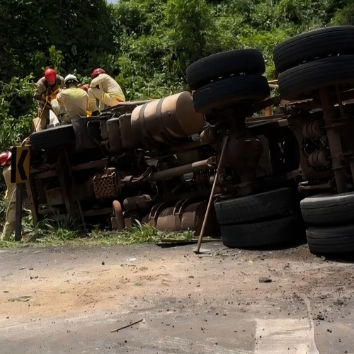 CAMINHONEIRO MORRE APÓS TOMBAMENTO NA PR-538, EM LONDRINA