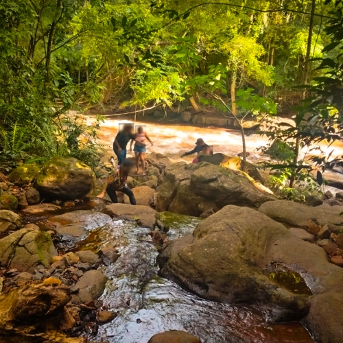 GUARDA MUNICIPAL RESGATA ADOLESCENTE ILHADA EM RIO NO PARQUE ARTHUR THOMAS, EM LONDRINA