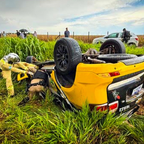 POLICIAL MILITAR MORRE APÓS VIATURA AQUAPLANAR E CAPOTAR NA PR-323, EM DOUTOR CAMARGO