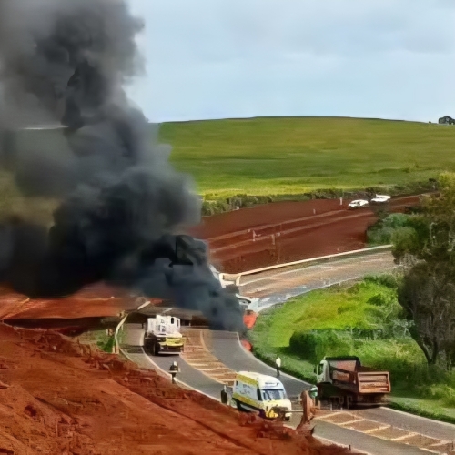 COLISÃO FRONTAL ENTRE CAMINHÕES PROVOCA INCÊNDIO E INTERDITA PR-445 EM TAMARANA
