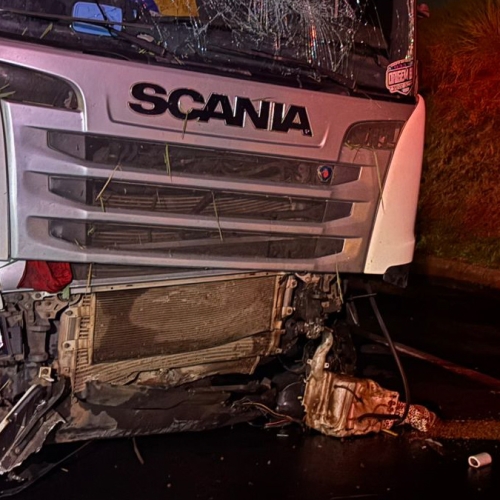 CAMINHONEIRO MORRE APÓS VEÍCULO CAIR DE PONTILHÃO NA BR-376 EM APUCARANA