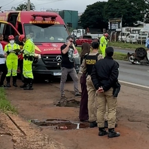 COLISÃO ENTRE CARROS PROVOCA CAPOTAMENTO E TOMBAMENTO NA BR-369 EM LONDRINA