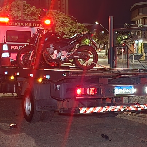 MOTOCICLISTA PERDE O CONTROLE, INVADE ESTACIONAMENTO DE ASSOCIAÇÃO E DEIXA DOIS FERIDOS EM LONDRINA