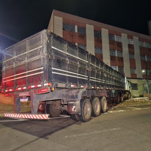 CARRETA INVADE CONDOMÍNIO RESIDENCIAL DURANTE A MADRUGADA E ASSUSTA MORADORES NO CENTRO DE LONDRINA