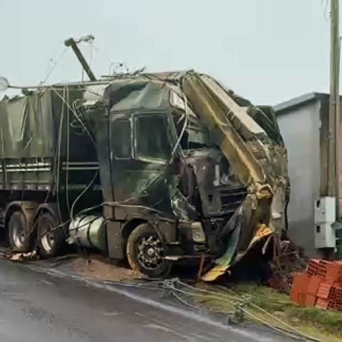 CARRETA DESGOVERNADA CAUSA DESTRUIÇÃO EM RUA DE ARAPONGAS