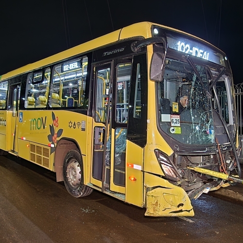 ÔNIBUS DESGOVERNADO ATINGE VAN, MOTO E MURO DE CONDOMÍNIO E DEIXA JOVEM FERIDA EM LONDRINA
