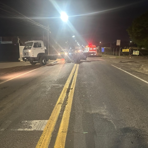COLISÃO ENTRE CAMINHÃO E MOTOCICLETA DEIXA MOTOCICLISTA FERIDO NA BR-369, EM ARAPONGAS