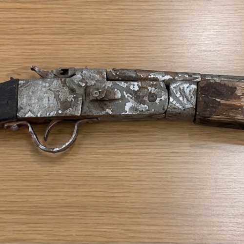 POLÍCIA CIVIL APREENDE ESPINGARDA ARTESANAL DURANTE CUMPRIMENTO DE MANDADO EM LONDRINA
