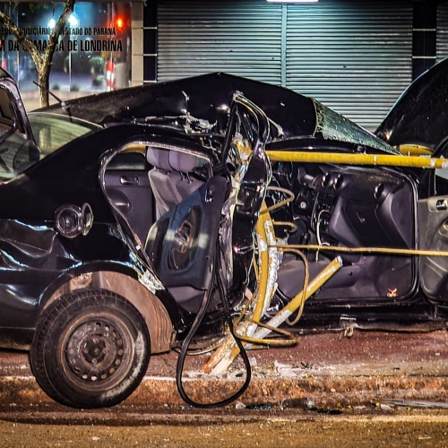 CARRO BATE CONTRA CORRIMÃOS E DEIXA CINCO FERIDOS NA AVENIDA TIRADENTES, EM LONDRINA