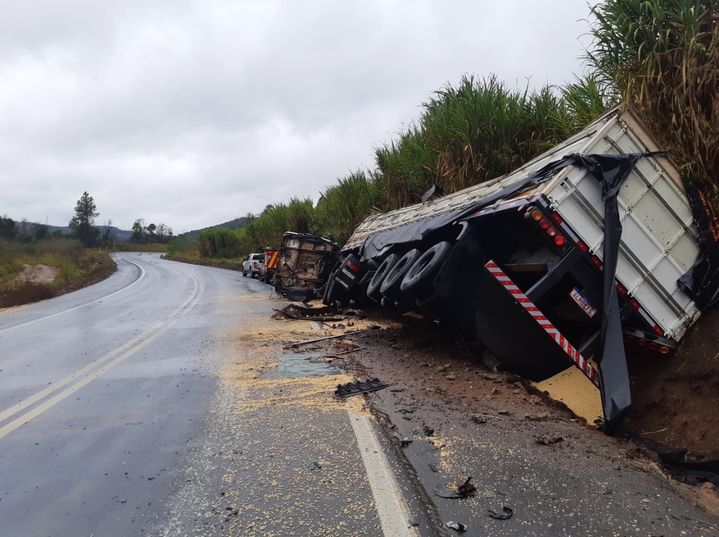 MOTORISTA MORRE APÓS COLISÃO ENTRE CAMINHÕES NA BR 153 