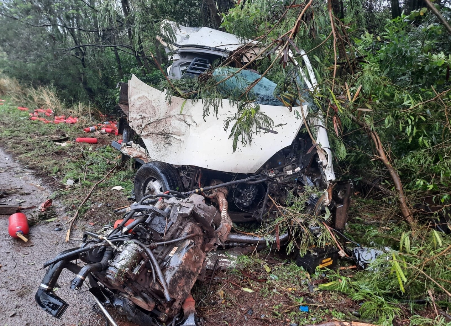 COLISÃO CONTRA ÁRVORE DEIXA MOTORISTA FERIDO EM ACIDENTE NA PR 160