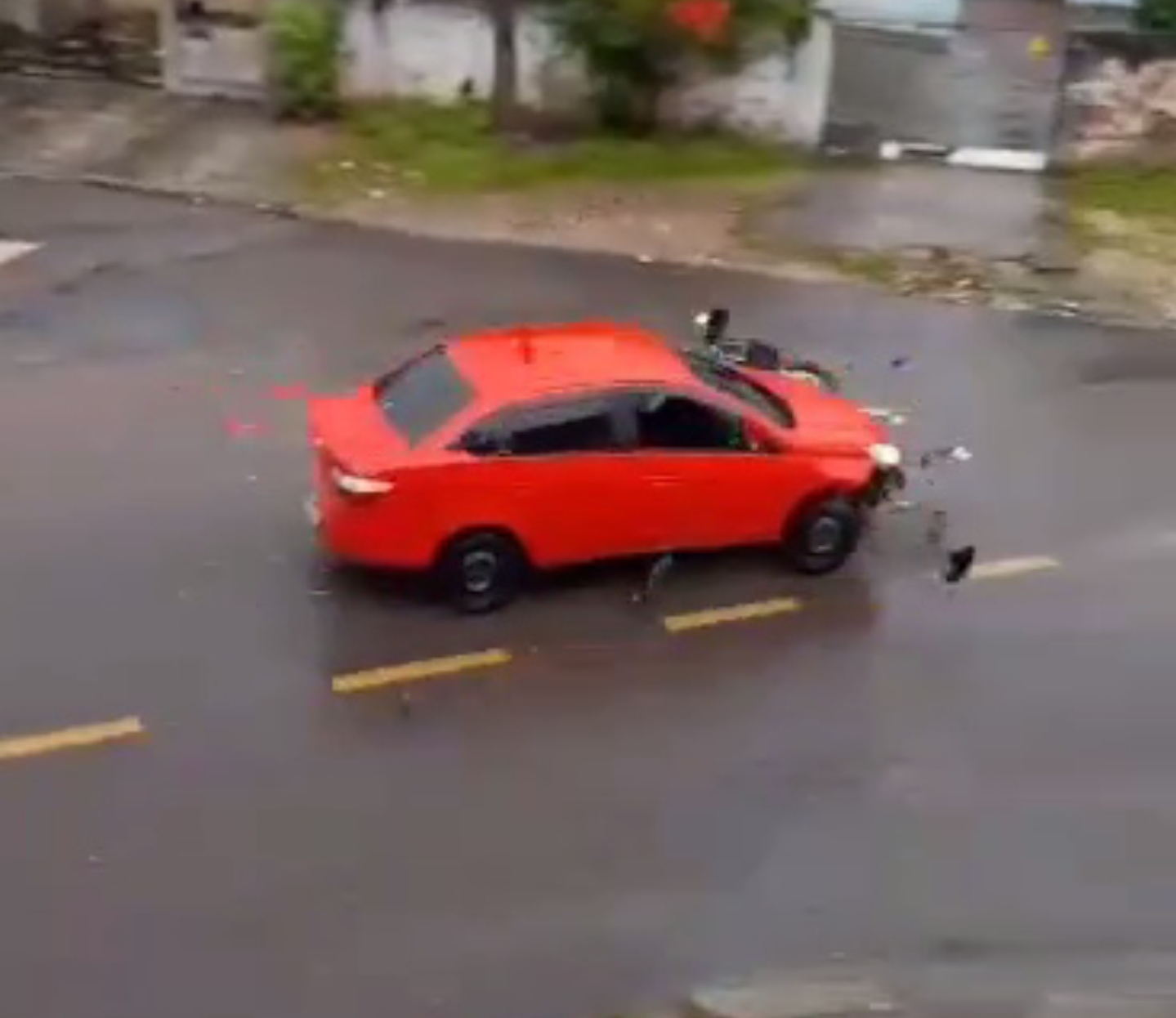 VÍDEO VIRAL MOSTRA CARRO COLIDINDO INTENCIONALMENTE CONTRA MOTO APÓS BRIGA DE TRÂNSITO EM BAIRRO DE CURITIBA 