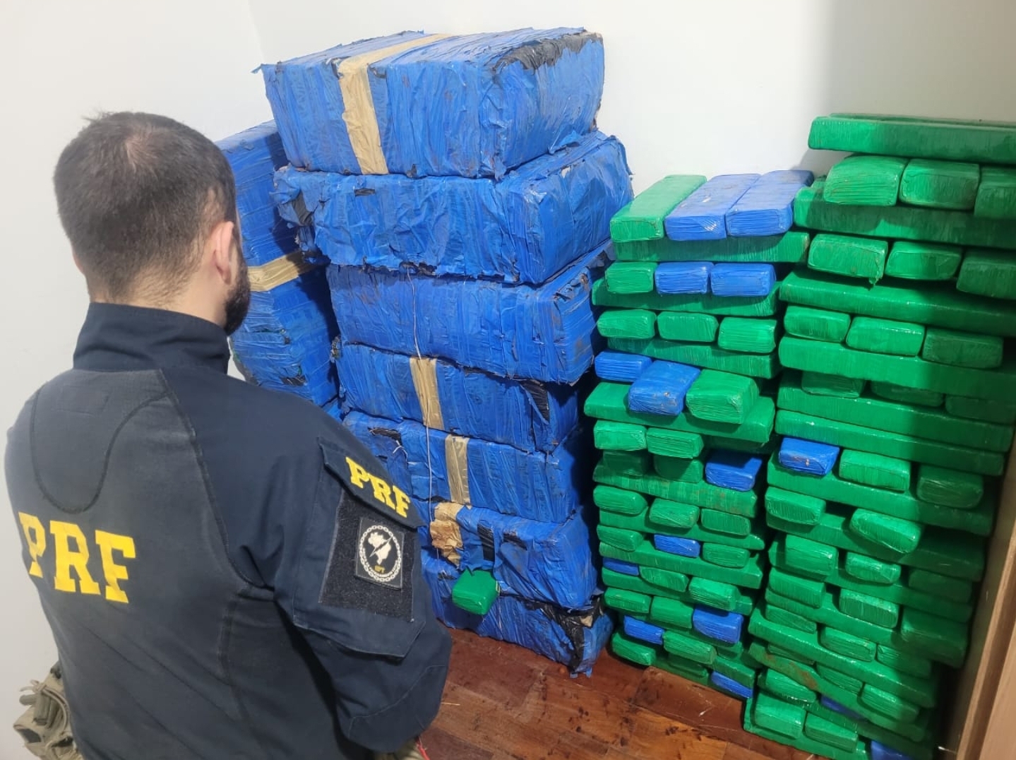 PRF APREENDE 331 KG DE MACONHA APÓS FUGA DE VEÍCULO NA REGIÃO NORTE DO PARANÁ 