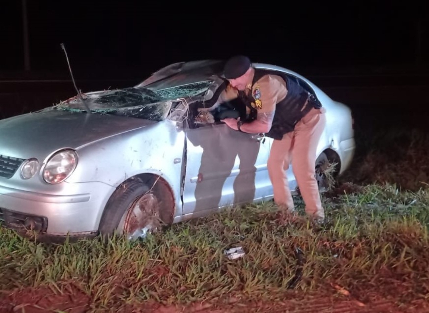 CASAL É PRESO APÓS CAPOTAR CARRO CARREGADO COM DROGAS EM CAMPO MOURÃO 