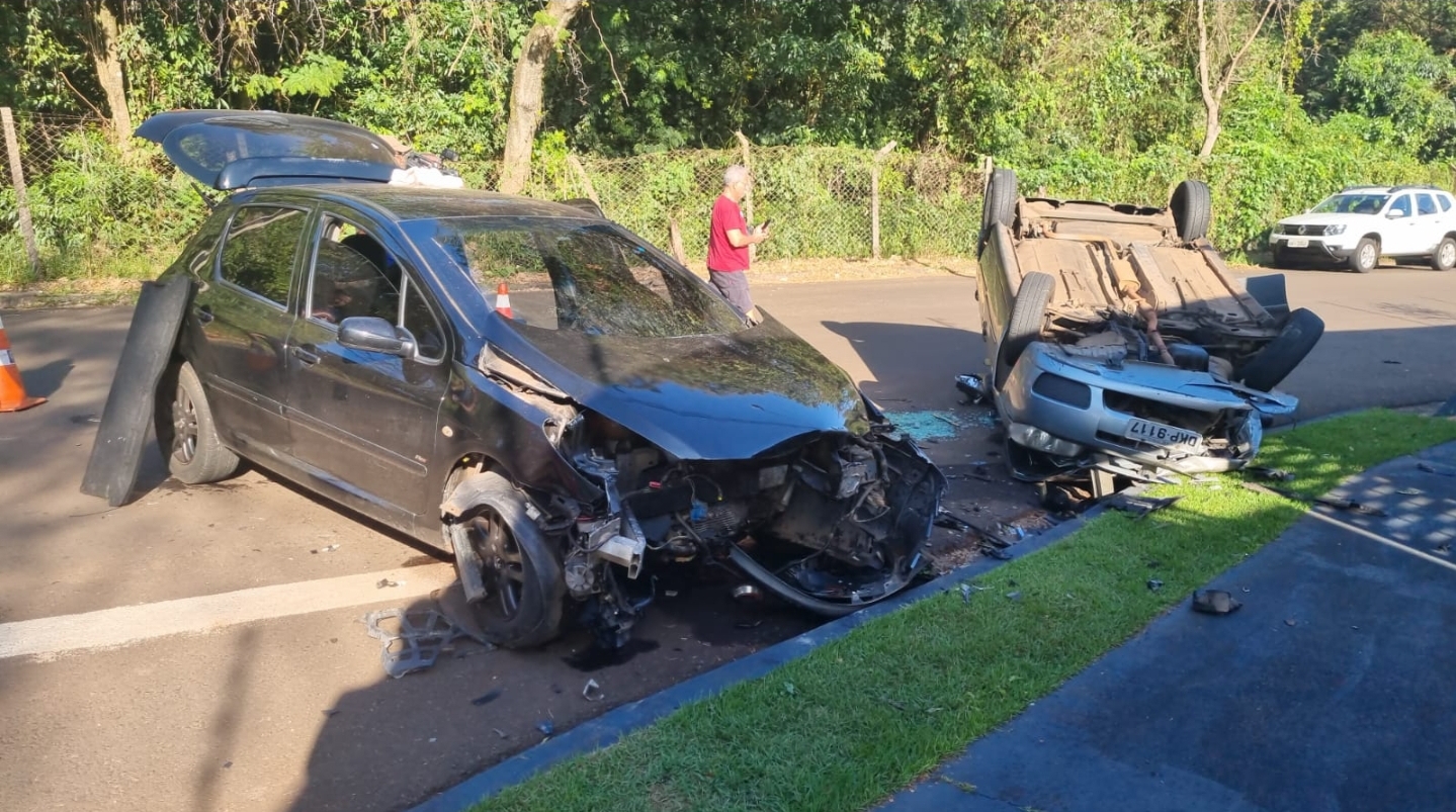 CARRO CAPOTA APÓS COLISÃO FRONTAL COM OUTRO NO JARDIM CALIFÓRNIA EM LONDRINA 