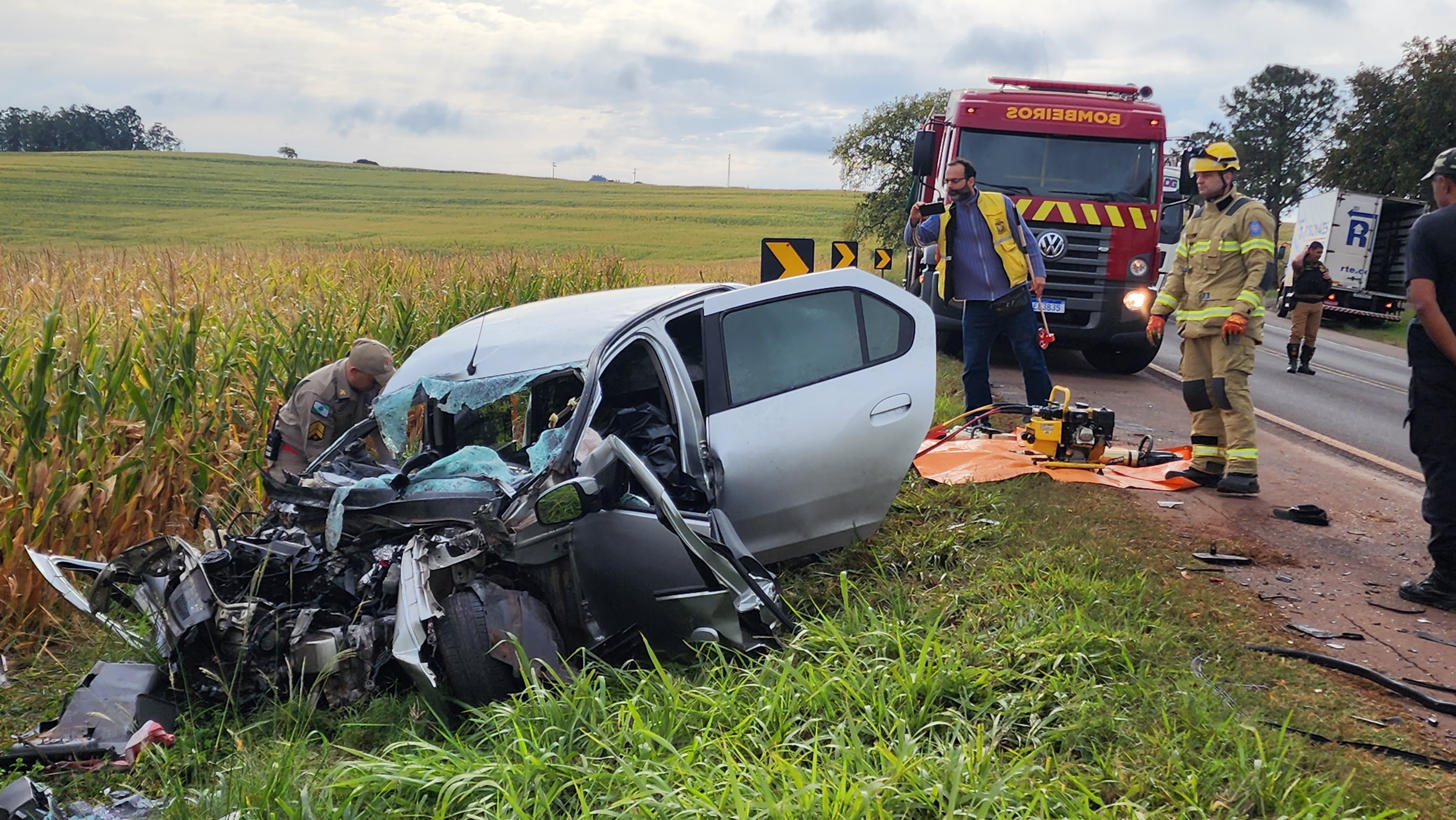 PASSAGEIRO MORRE E MOTORISTA FICA FERIDO, APÓS BATIDA ENTRE CARRO E CAMINHÃO NA PR 445 EM CAMBÉ 