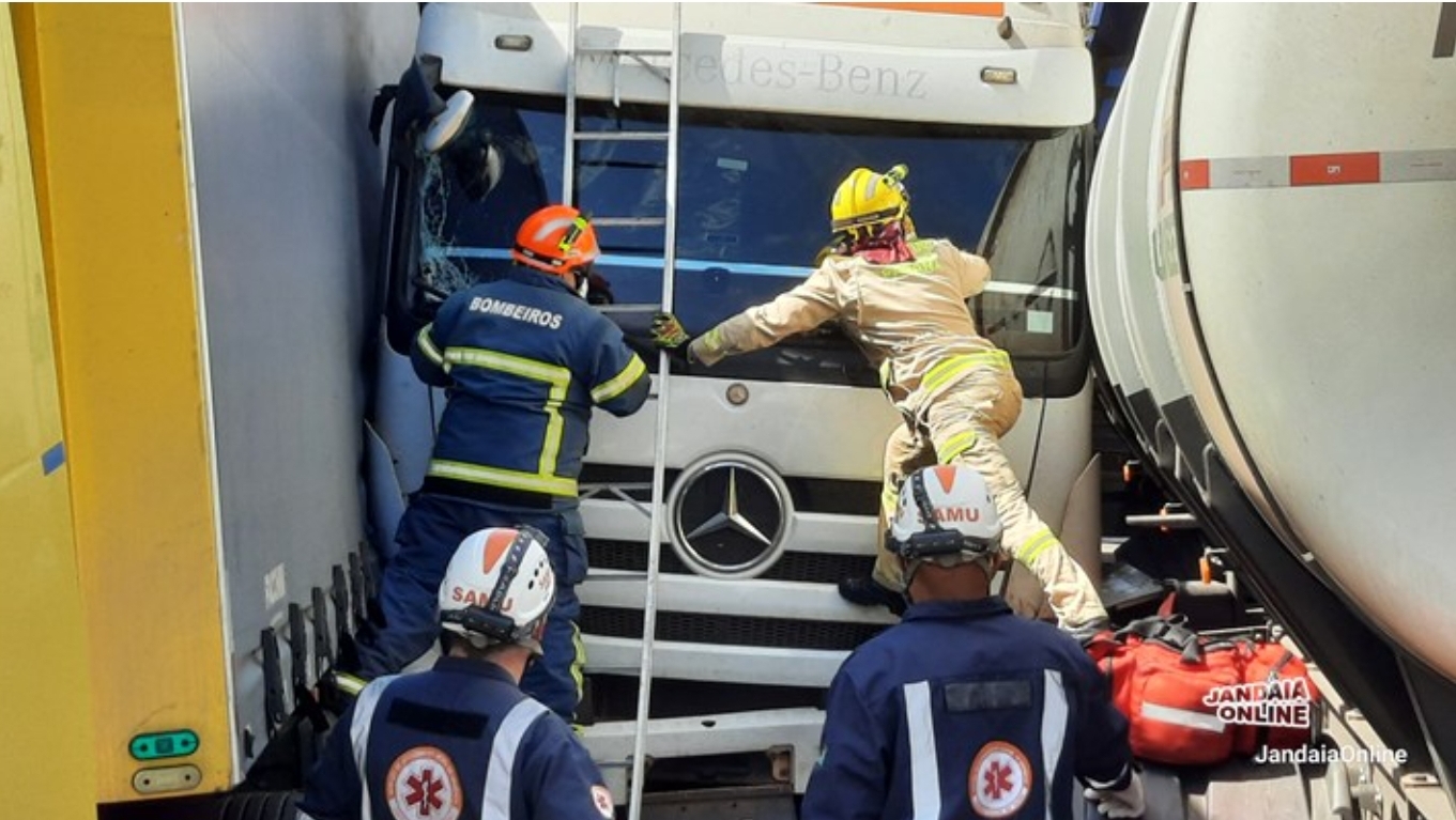 MOTORISTA FICA PRESO EM ACIDENTE COM CARRETAS NA BR 376 EM JANDAIA DO SUL