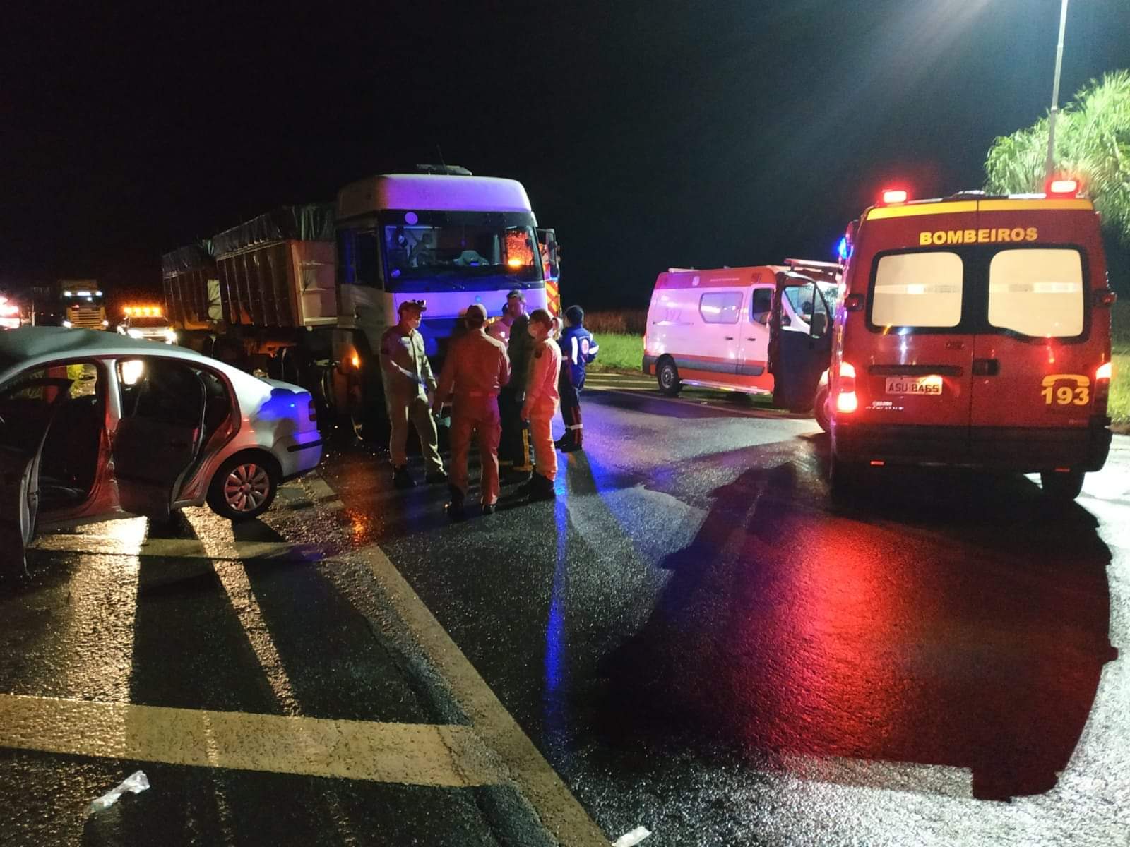 COLISÃO ENTRE CAMINHÃO E CARRO NA BR 369 RESULTA NA MORTE DE UMA PESSOA NO NORTE DO PARANÁ 