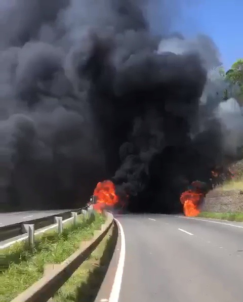 CAMINHÕES PEGAM FOGO APÓS ACIDENTE NA BR 376 NA REGIÃO DOS CAMPOS GERAIS DO PARANÁ 