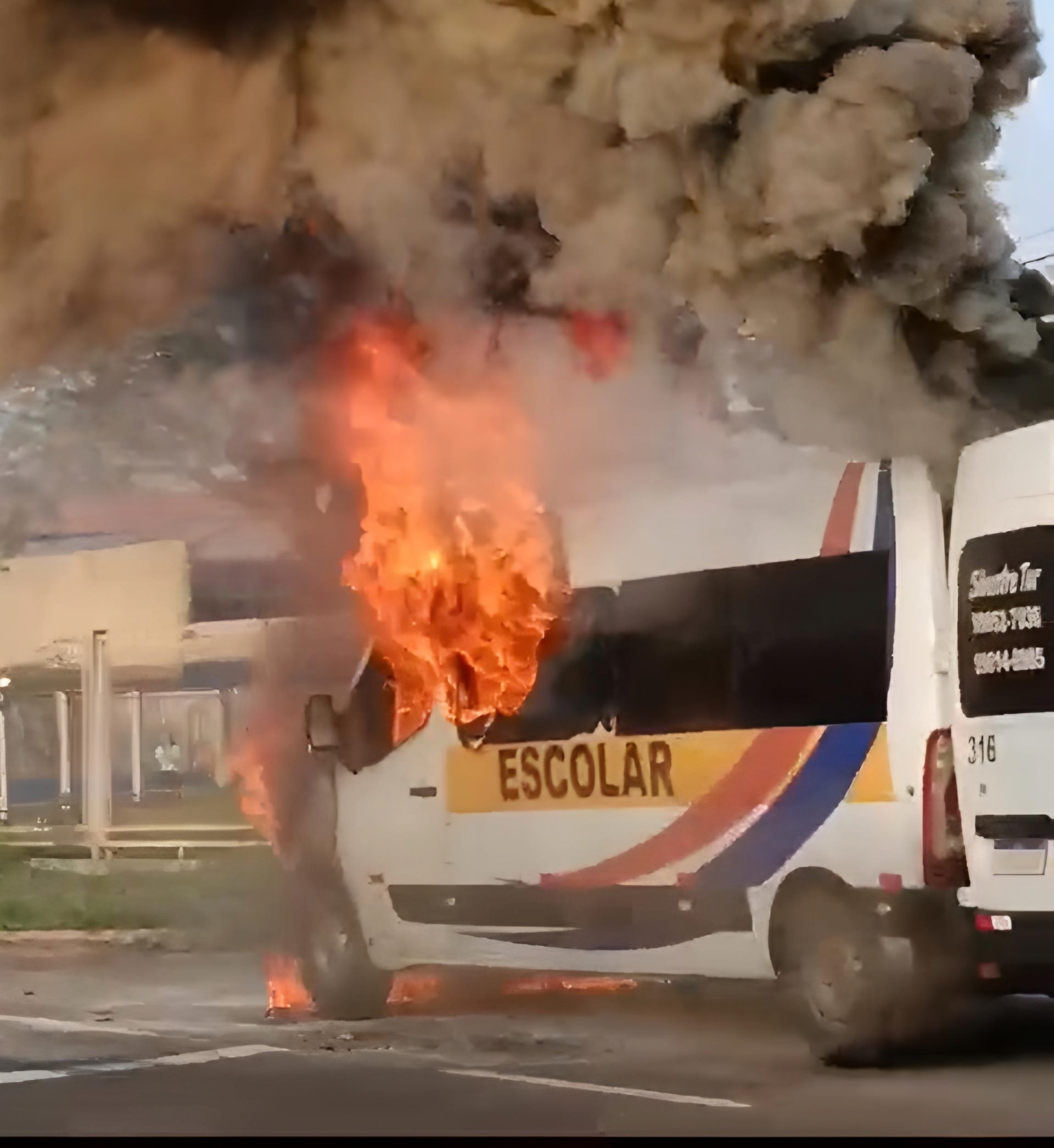 VAN ESCOLAR FICA DESTRUÍDA APÓS PEGAR FOGO NA AVENIDA DEZ DE DEZEMBRO EM LONDRINA 