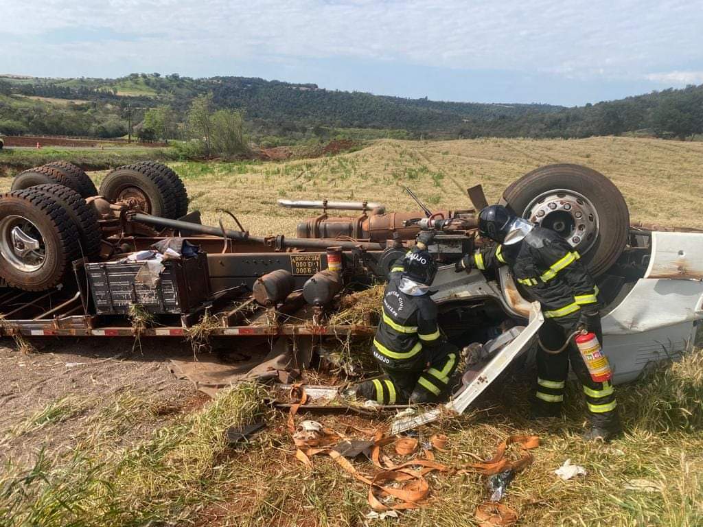 TRÁGICO ACIDENTE NA REGIÃO CENTRO-OESTE DO PARANÁ TIRA A VIDA DE MOTORISTA E AJUDANTE