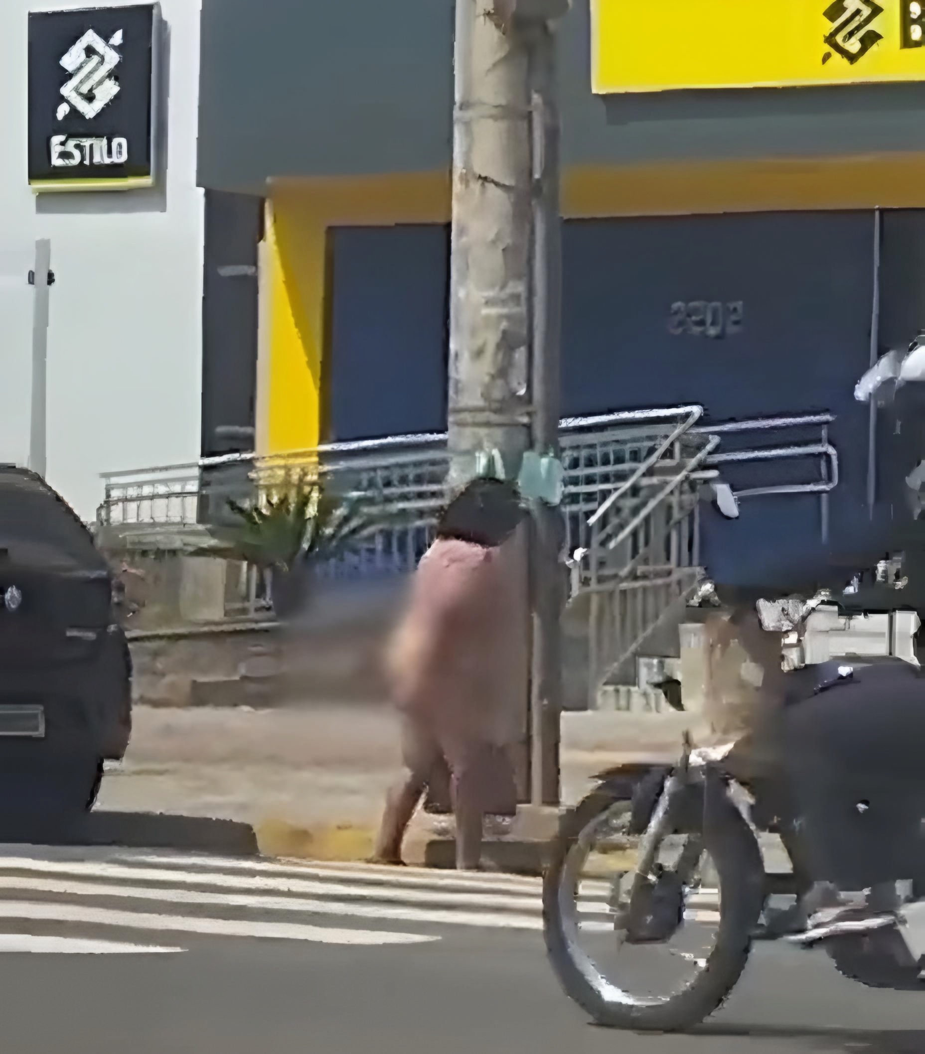 MULHER É FLAGRADA DEFECANDO NA RUA NO MS