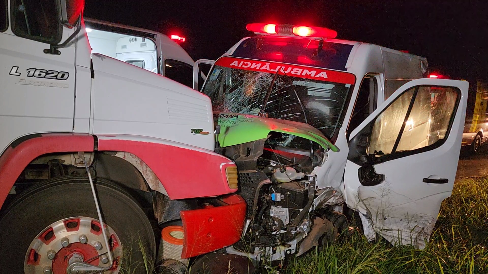 QUATRO PESSOAS FICAM FERIDAS EM ACIDENTE ENVOLVENDO CARRO, CAMINHÃO E AMBULÂNCIA NA PR 445 EM CAMBÉ