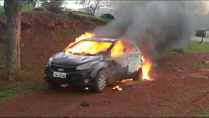 CARRO UTILIZADO EM FURTO DE CELULAR É INCENDIADO NA ZONA NORTE DE LONDRINA 