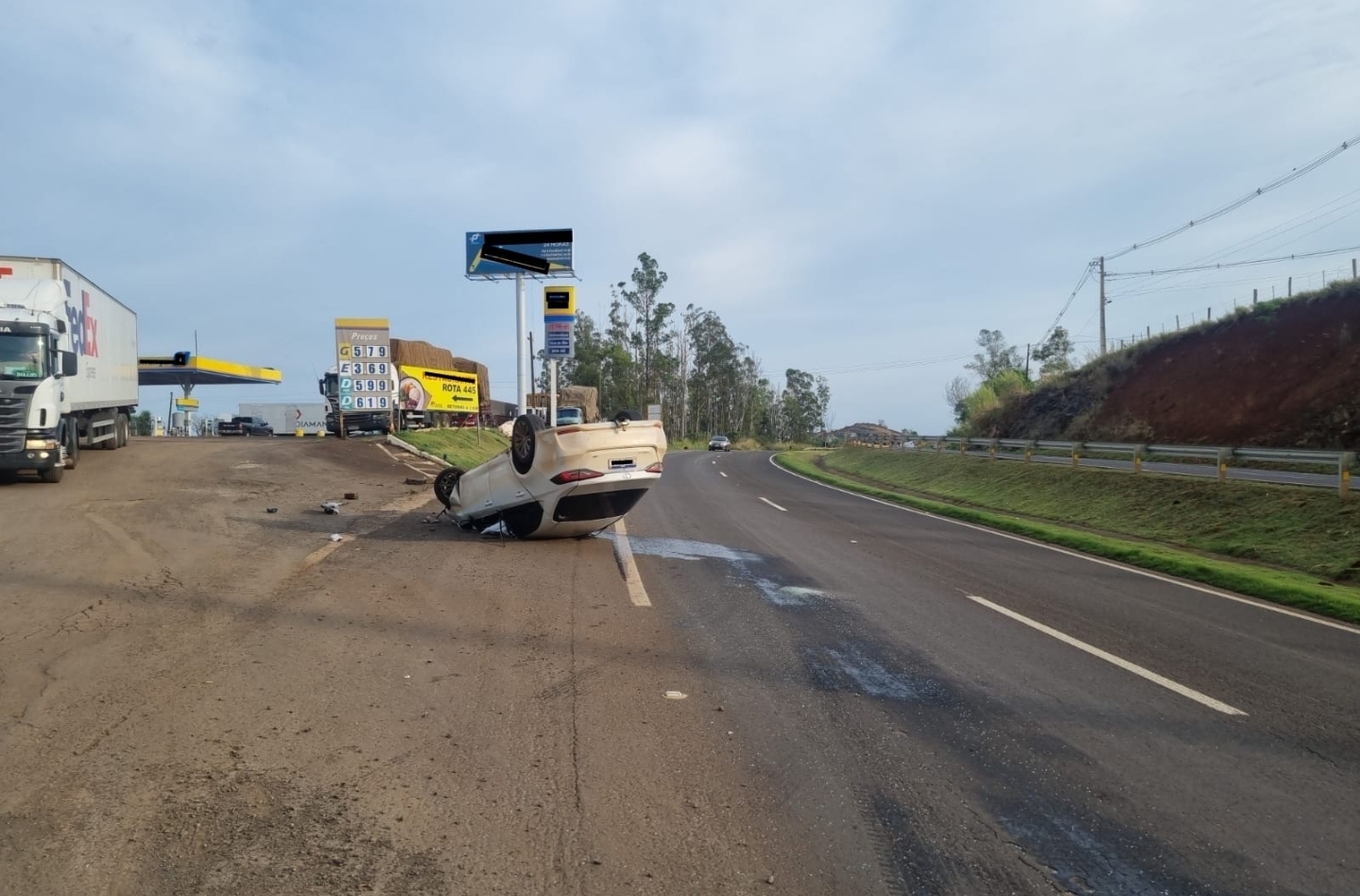 CARRO CAPOTA NA PR 445 E MOTORISTA ABANDONA VEÍCULO NA PISTA