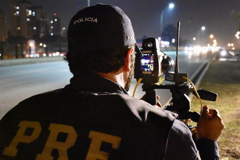 RADARES DA PRF FLAGRAM MAIS DE MIL MOTORISTAS POR DIA DURANTE FERIADÃO NO PARANÁ 