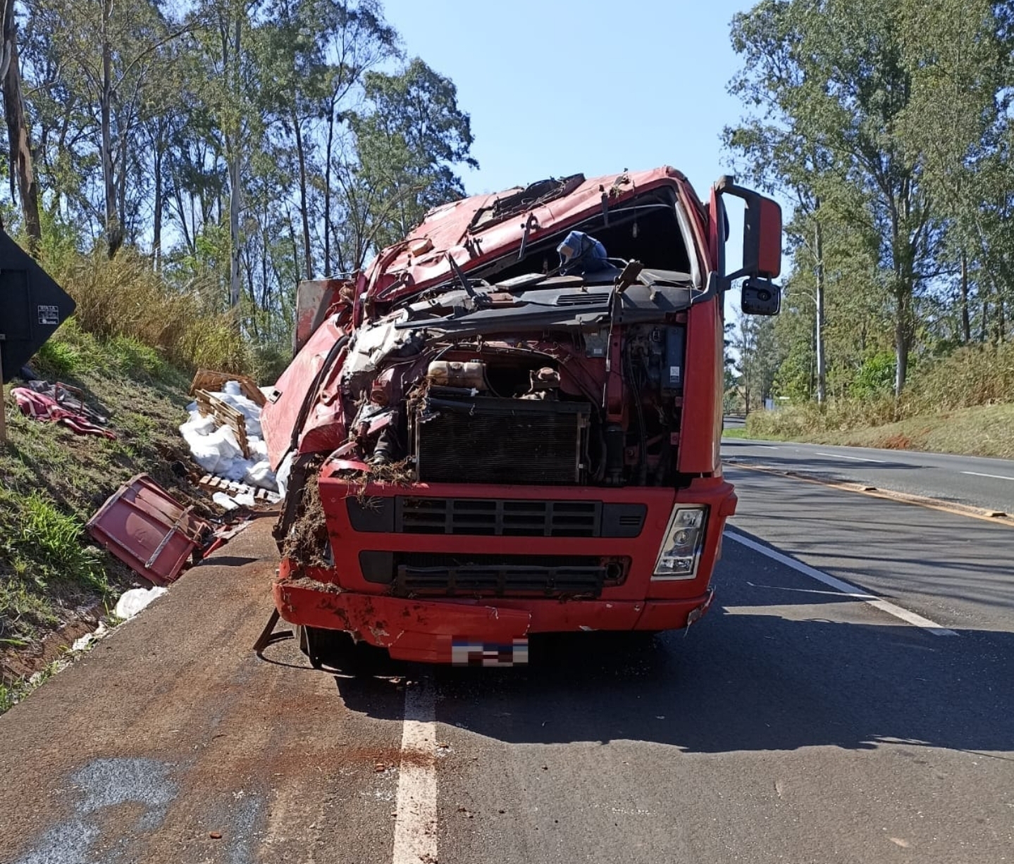 CARGA FICA ESPALHADA PELA PISTA APÓS GRAVE ACIDENTE COM CAMINHÃO NA PR 444 EM ARAPONGAS 