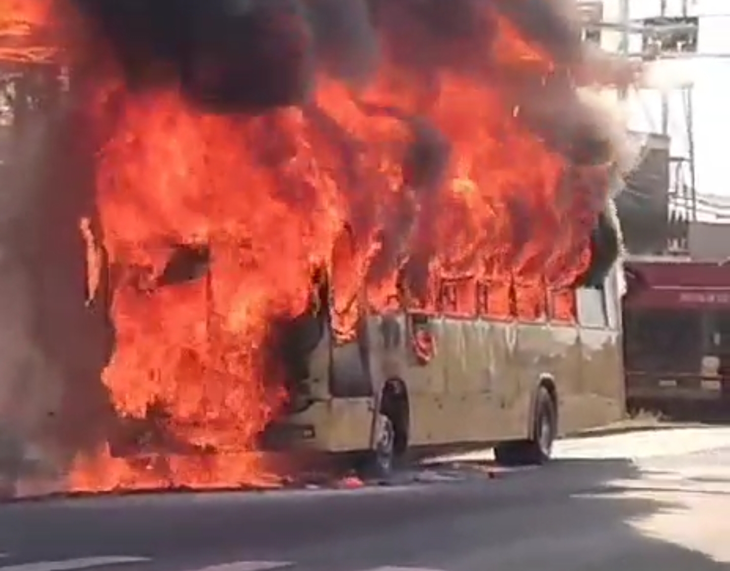 ÔNIBUS DA TCGL FICA DESTRUÍDO APÓS PEGAR FOGO NA ZONA LESTE DE LONDRINA 