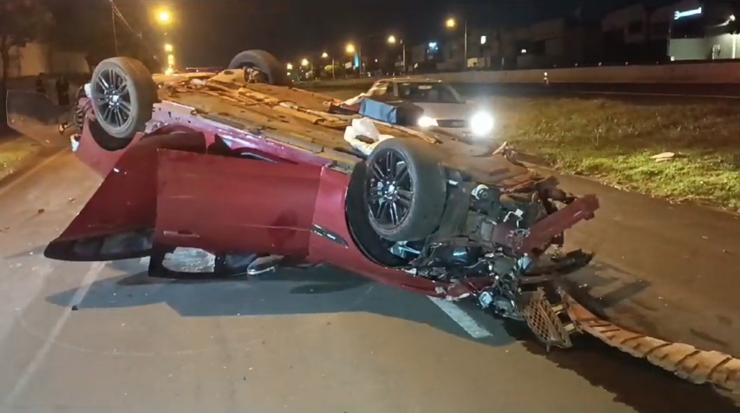 CARRO DE LUXO FICA DESTRUÍDO APÓS CAPOTAMENTO NA PR 445 EM LONDRINA 