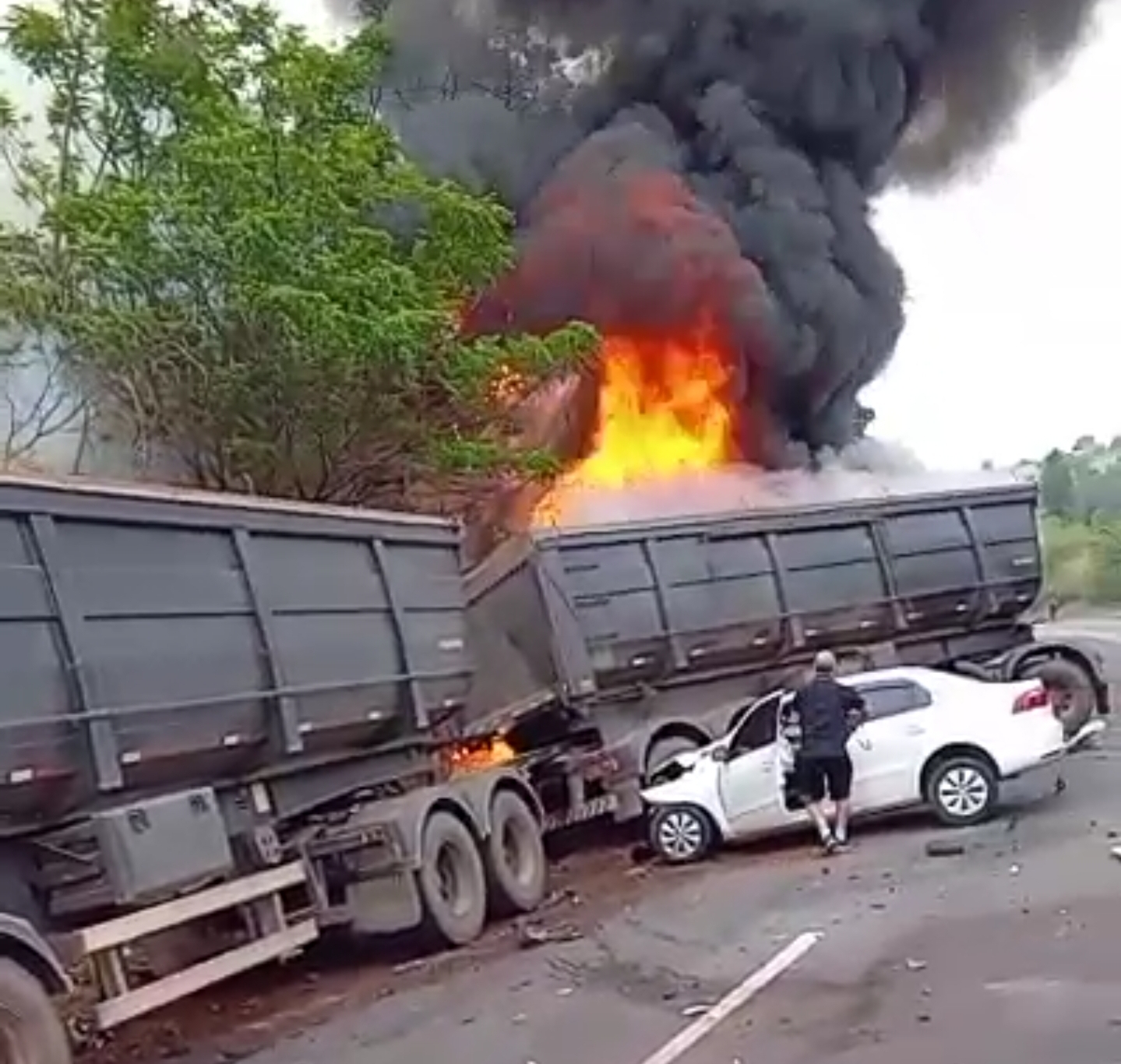 GRAVE ACIDENTE NA PR-092 DEIXA UM MORTO E DIVERSOS FERIDOS EM COLISÃO ENVOLVENDO 10 VEÍCULOS 