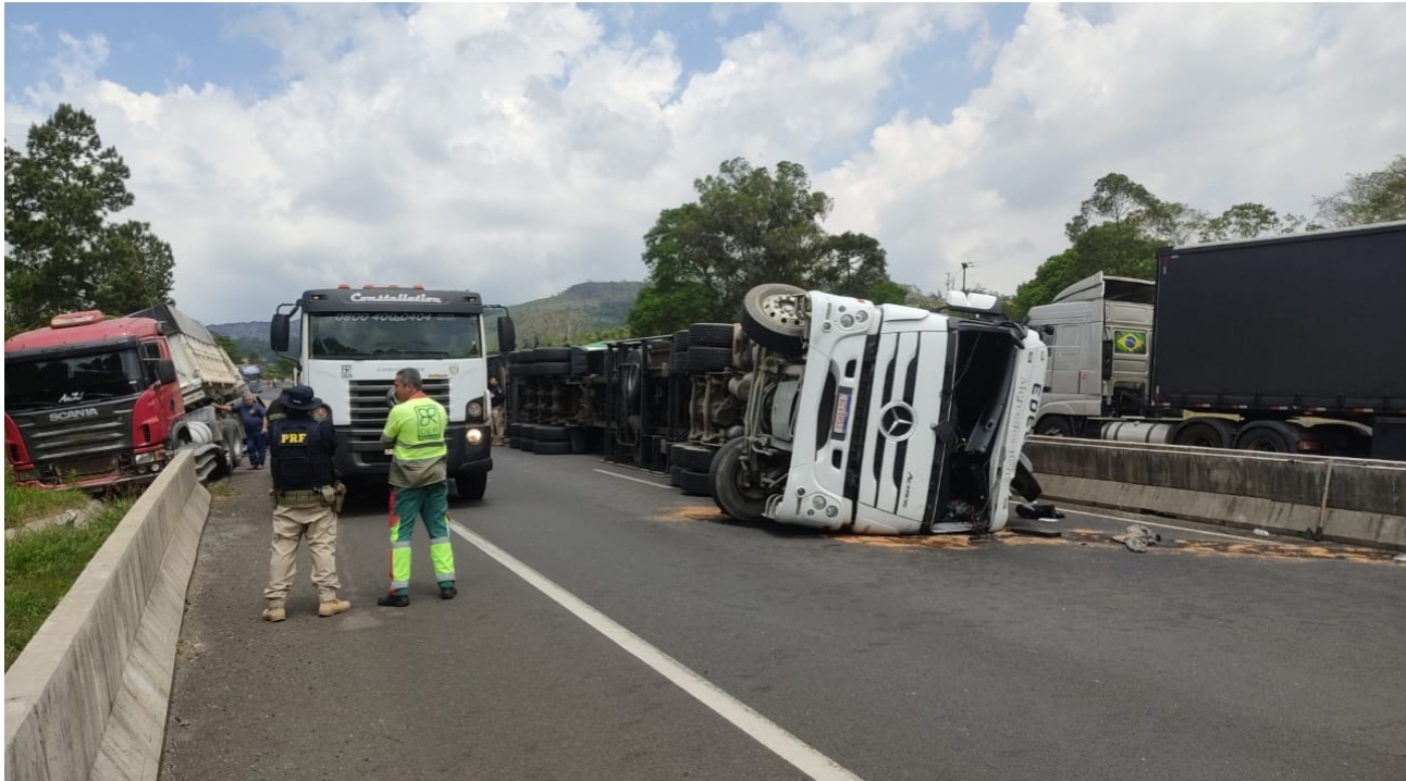 CAMINHÃO TOMBA NA BR 376 EM MAUÁ DA SERRA; MOTORISTA É SOCORRIDO PELO SERVIÇO AEROMÉDICO DO SAMU 