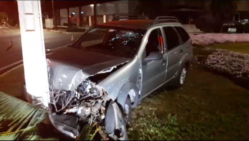 HOMEM PERDE O CONTROLE DA DIREÇÃO ATRAVESSA ROTATÓRIA E BATE EM POSTE DE ILUMINAÇÃO NA GLEBA PALHANO 