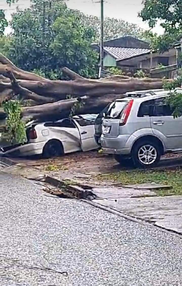 TEMPORAL CAUSA ESTRAGOS EM CASCAVEL