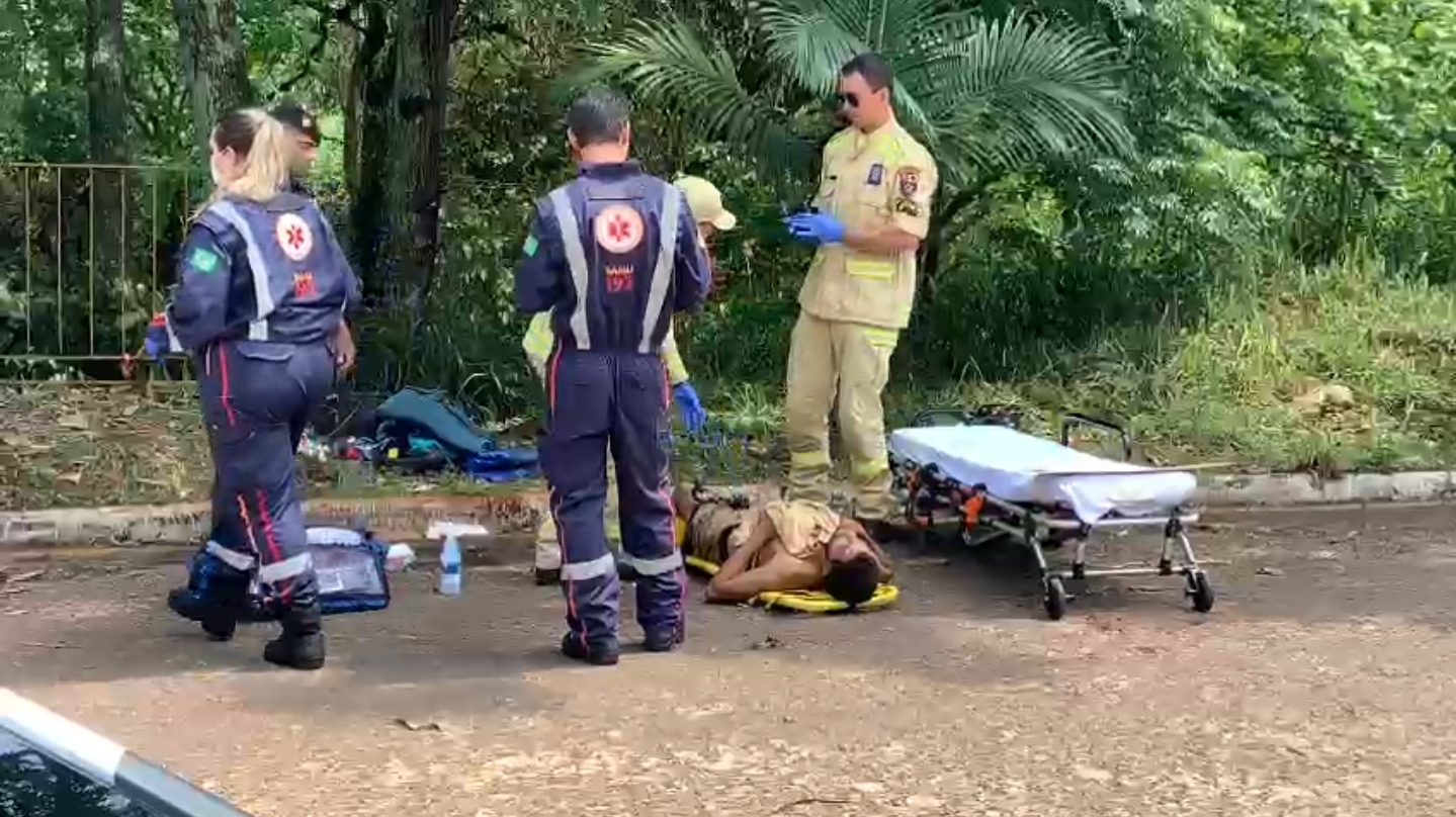 MORADOR DE RUA É BALEADO NA PERNA NO JARDIM TÓQUIO 