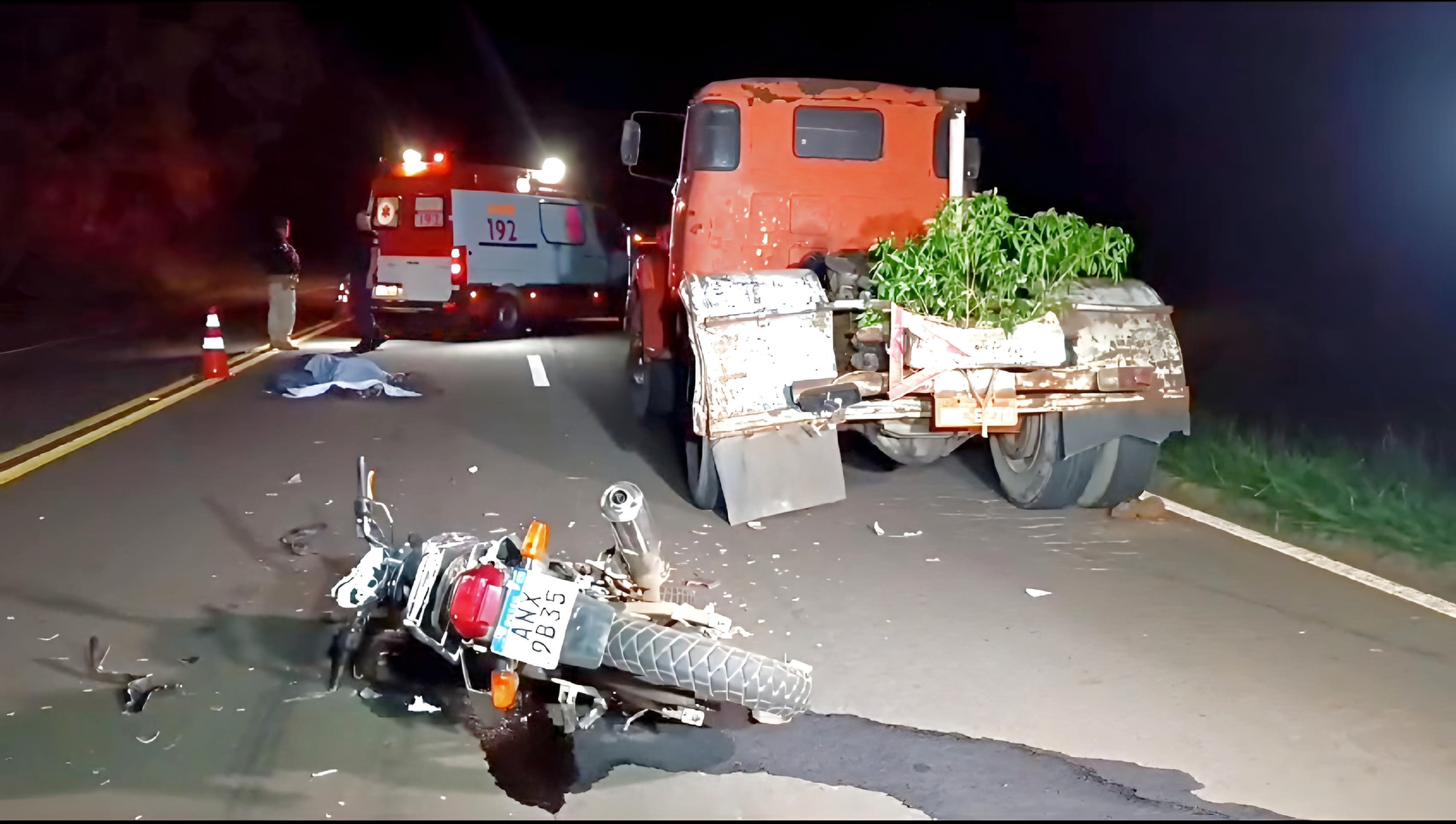 MOTOCICLISTA MORRE APÓS COLIDIR CONTRA TRASEIRA DE CAMINHÃO PARADO NA PR 445 EM LONDRINA 