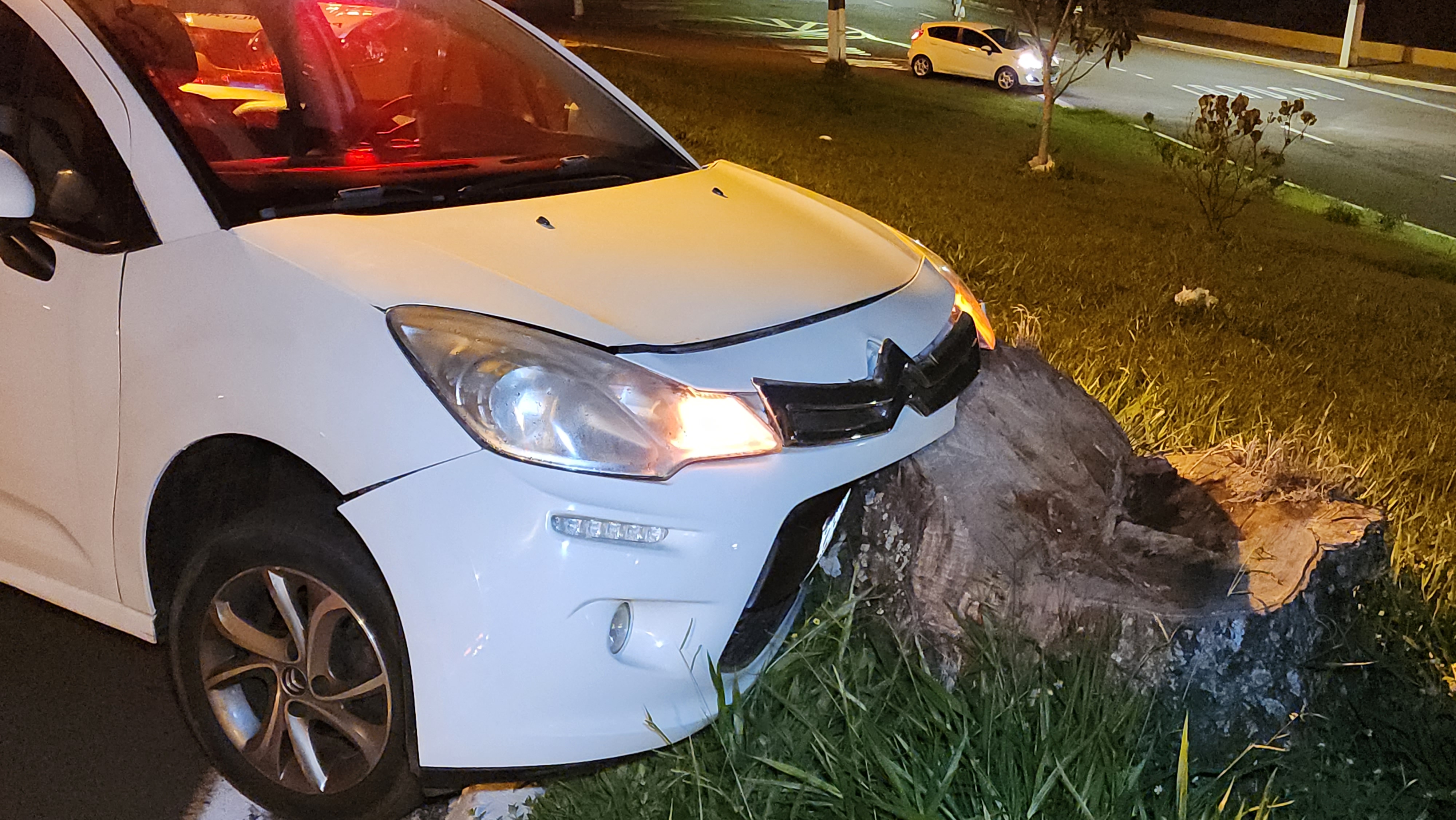 HOMEM FICA FERIDO APÓS BATER CARRO EM TOCO DE ÁRVORE NA ZONA LESTE DE LONDRINA 