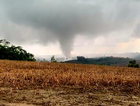 TORNADO CAUSA DESTRUIÇÃO EM SÃO JOSÉ DA BOA VISTA, NO NORTE DO PARANÁ 