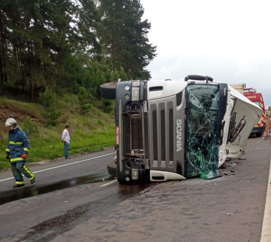 CARRETA TOMBA NA BR 376 EM MAUÁ DA SERRA, MOTORISTA FOI ENCAMINHADO AO HOSPITAL 