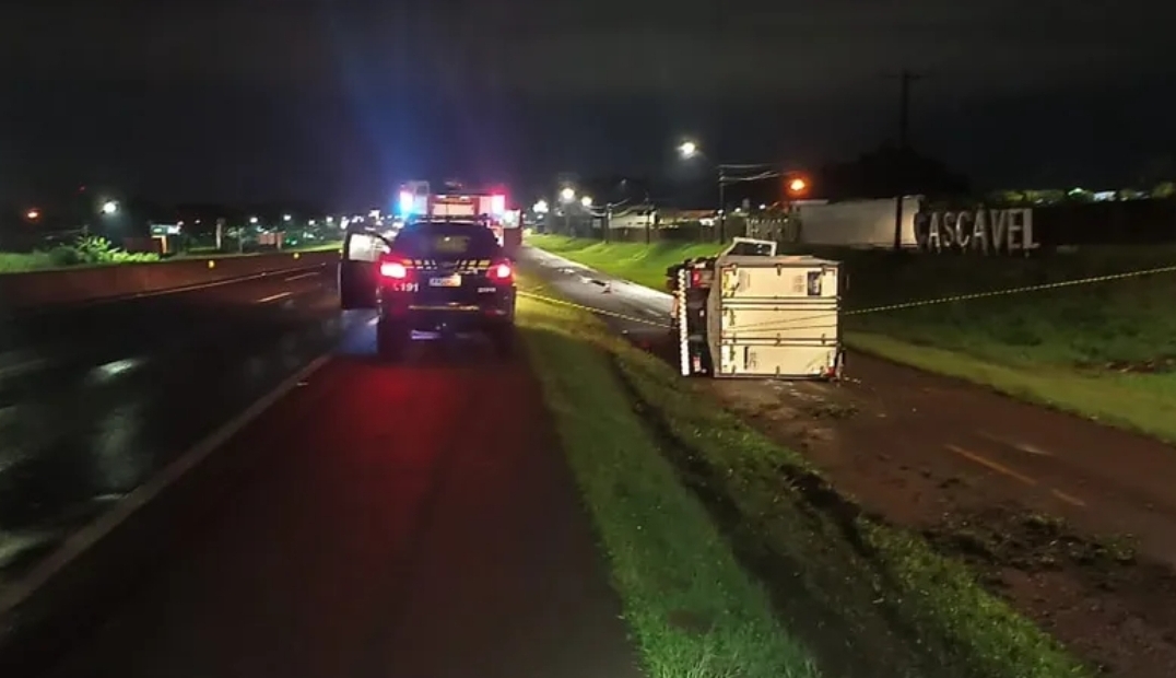 SEM CINTO DE SEGURANÇA, HOMEM DE 29 ANOS MORRE ESMAGADO APÓS CAMINHÃO SAIR DA PISTA NA BR-277