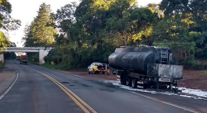 CAMINHÃO QUE TRANSPORTAVA CARGA DE DIESEL PEGA FOGO NA PR-092, EM ARAPOTI