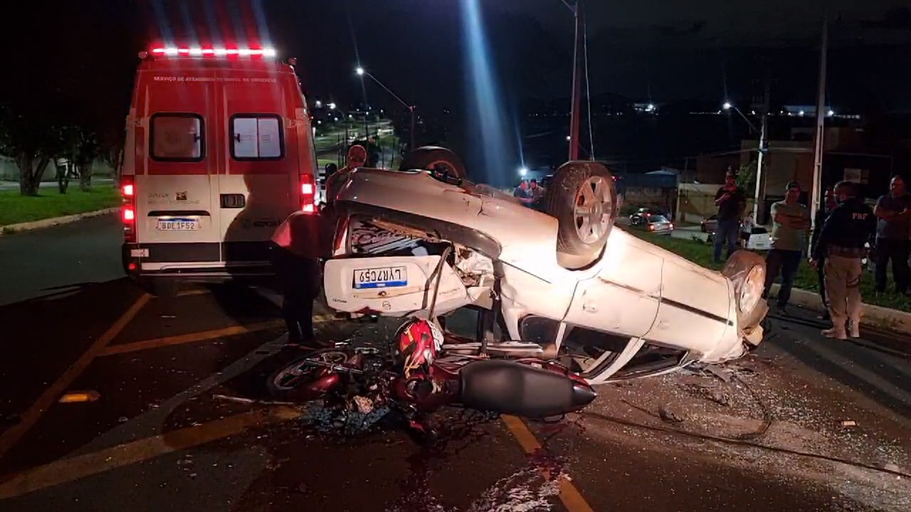 MOTOCICLISTA MORRE APÓS COLIDIR EM CARRO CAPOTADO NA BR-369, EM IBIPORÃ 